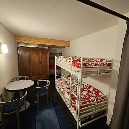 A 100m Des Pistes De Et Des Commodites