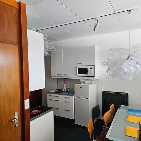 A 100m Des Pistes De Et Des Commodites