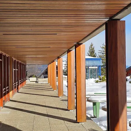 A 100m Des Pistes De Et Des Commodites *