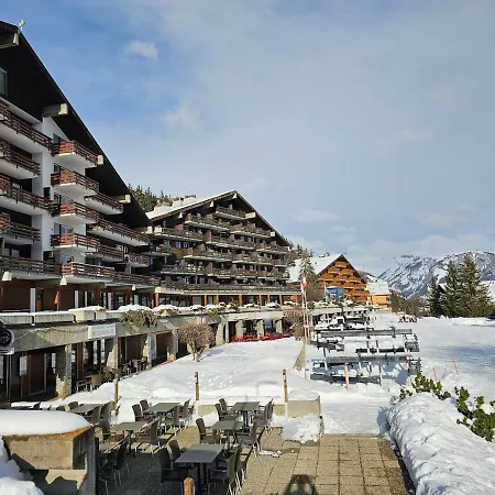 A 100m Des Pistes De Et Des Commodites شقة